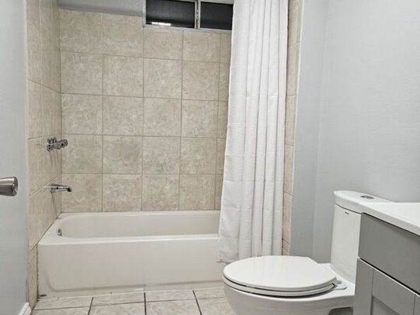 2121 Portland Street, Los Angeles CA 90007