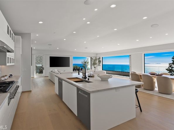 31 N Vista De Catalina, Laguna Beach CA 92651