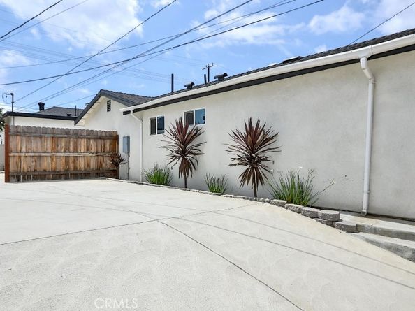 11445 Saticoy Street, North Hollywood CA 91605