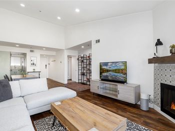 6545 Reseda