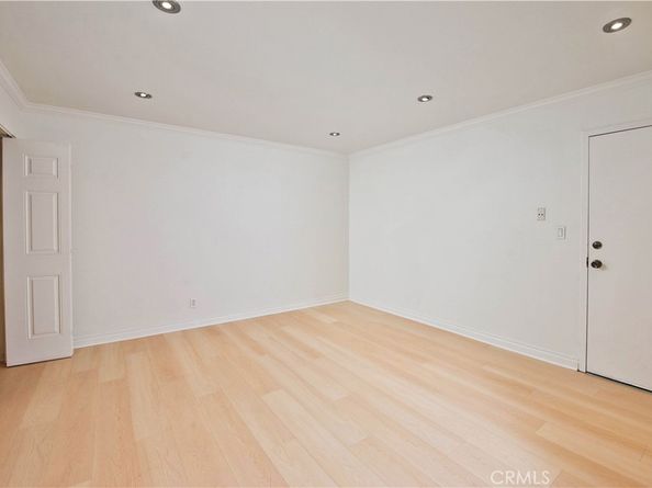 5711 Owensmouth Avenue 117, Woodland Hills CA 91367