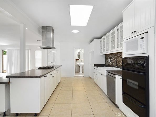 19324 Victory Boulevard, Reseda CA 91335