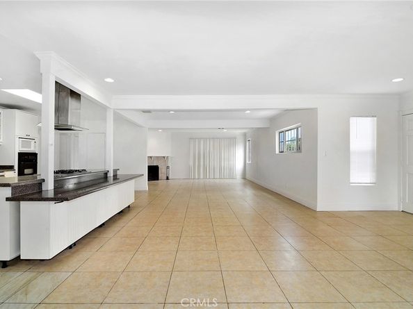19324 Victory Boulevard, Reseda CA 91335