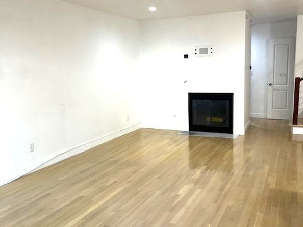 8110 Canby 3, Reseda CA 91335