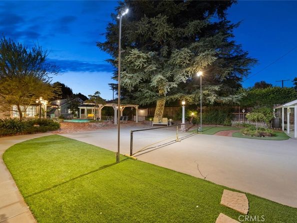 8536 Oak Park Avenue, Sherwood Forest CA 91325
