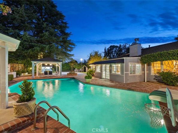 8536 Oak Park Avenue, Sherwood Forest CA 91325