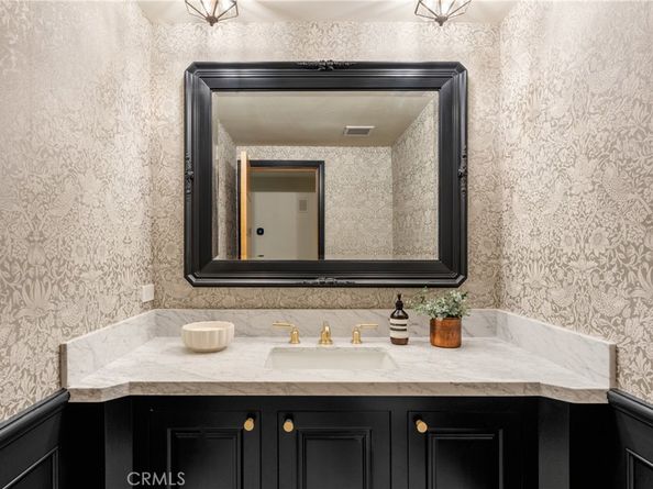 16828 Ivyside Pl, Encino CA 91436