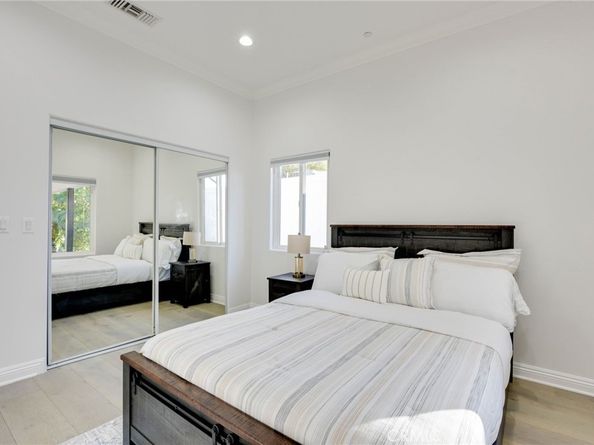 22237 Buena Ventura Street, Woodland Hills CA 91364