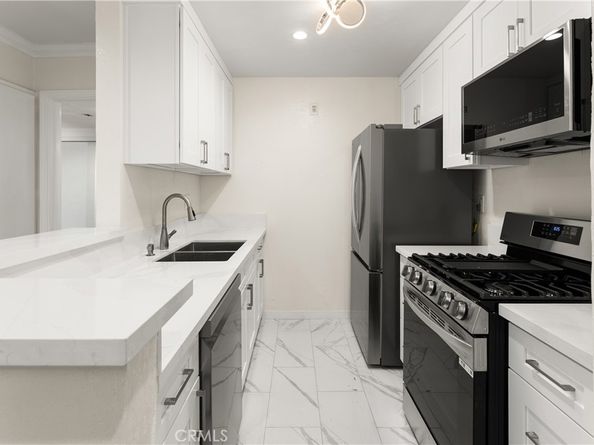 18620 Hatteras 173, Tarzana CA 91356