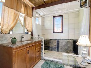 6625 Hillmont DR, Oakland CA 94605