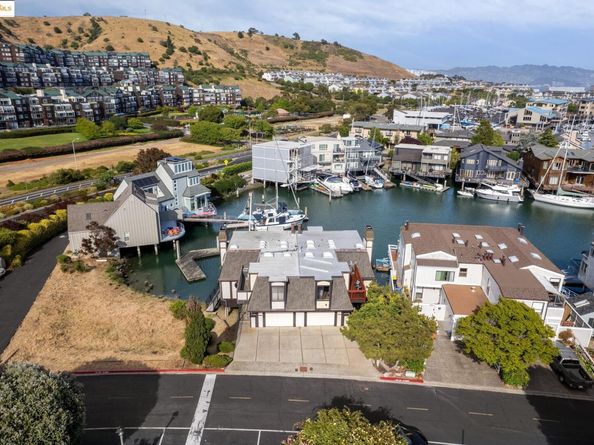 1310 Mallard Dr, Richmond CA 94801