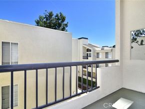 5500 Owensmouth Avenue 311, Woodland Hills (los Angeles) CA 91367
