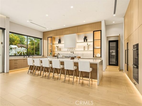 22924 Erwin Street, Woodland Hills (los Angeles) CA 91367