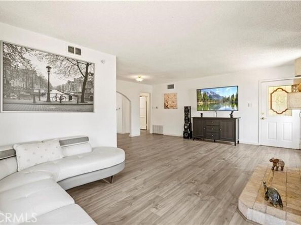 6927 Lindley Avenue, Reseda (los Angeles) CA 91335