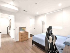 113 N Manhattan Place, Los Angeles CA 90004