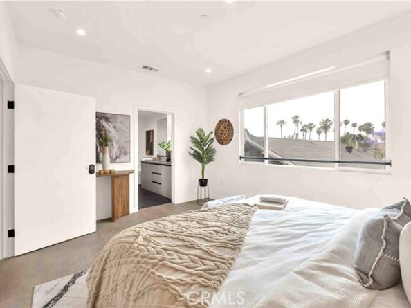 113 N Manhattan Place, Los Angeles CA 90004