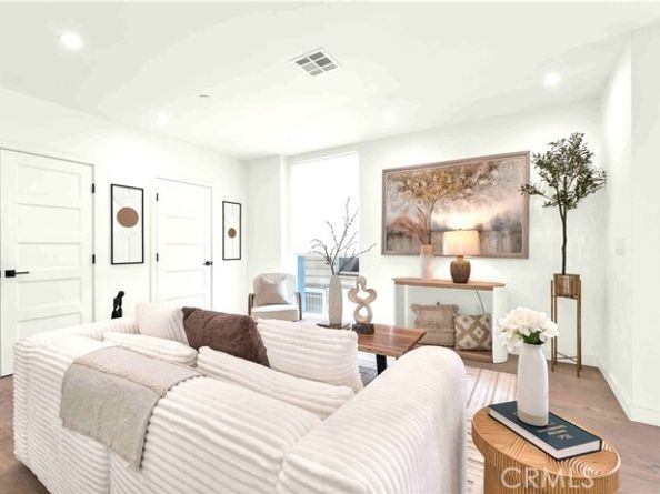 113 N Manhattan Place, Los Angeles CA 90004