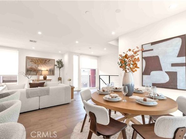 113 N Manhattan Place, Los Angeles CA 90004