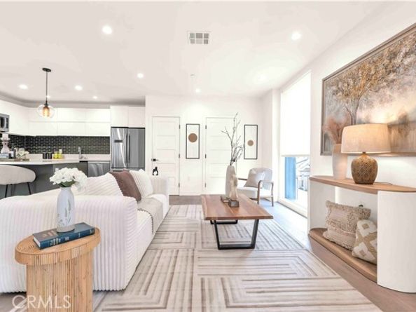 113 N Manhattan Place, Los Angeles CA 90004