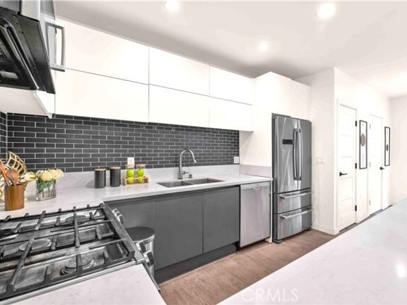 113 N Manhattan Place, Los Angeles CA 90004