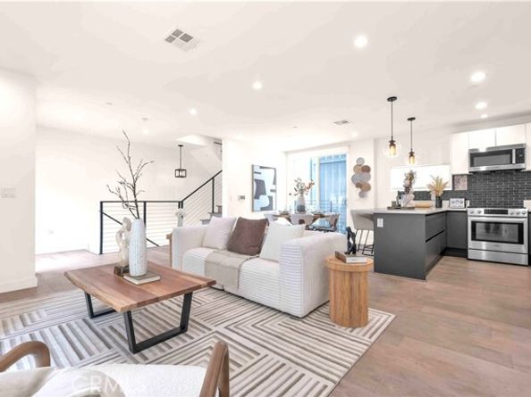 113 N Manhattan Place, Los Angeles CA 90004