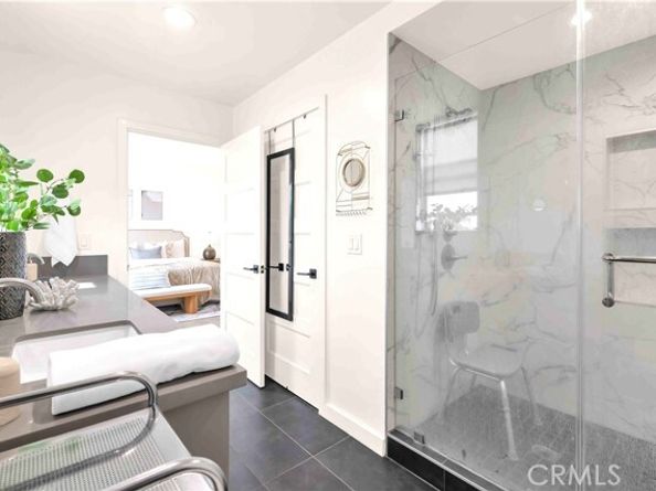 113 N Manhattan Place, Los Angeles CA 90004