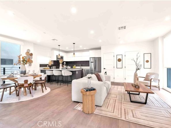113 N Manhattan Place, Los Angeles CA 90004