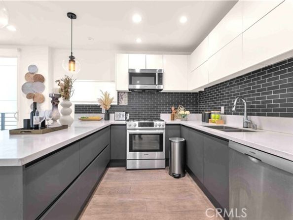 113 N Manhattan Place, Los Angeles CA 90004