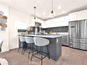 113 N Manhattan Place, Los Angeles CA 90004