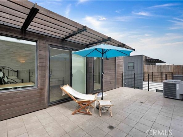 113 N Manhattan Place, Los Angeles CA 90004