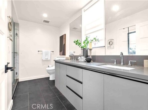 113 N Manhattan Place, Los Angeles CA 90004