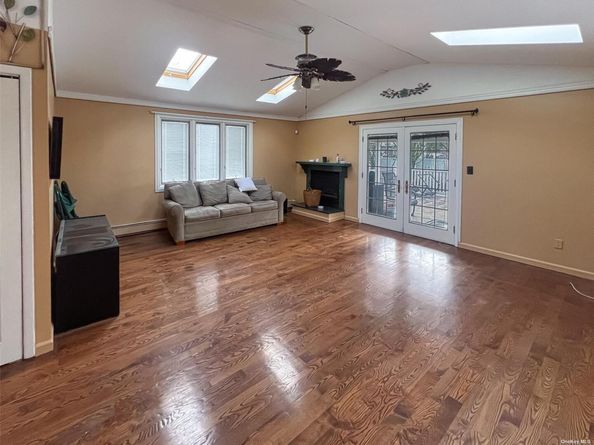 9 Reinhart Court, Melville NY 11747