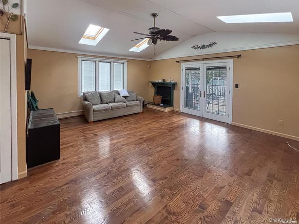 9 Reinhart Court, Melville NY 11747