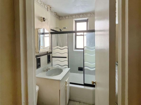 745 E 231 Street 1F, Bronx NY 10466