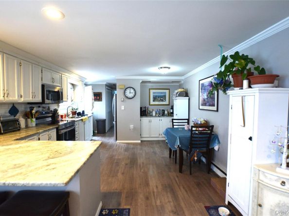 77 Village Circle W, Manorville NY 11949