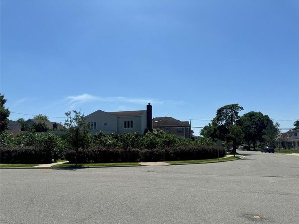 382 Hillside Drive S, New Hyde Park NY 11040