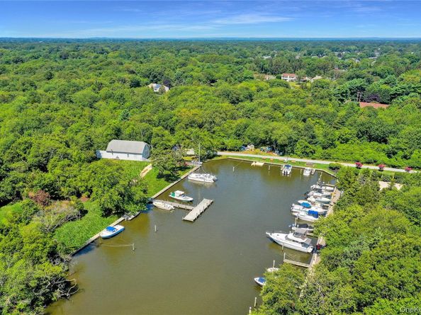 52 Boathouse Lane, Bay Shore NY 11706