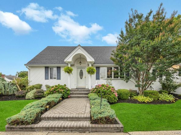32 Albert Street, Hicksville NY 11801