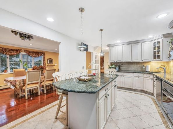 32 Albert Street, Hicksville NY 11801