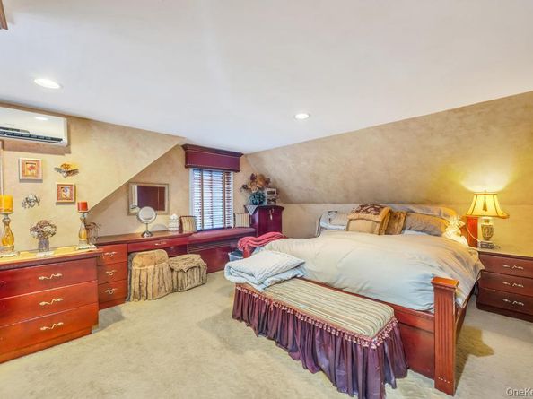 32 Albert Street, Hicksville NY 11801