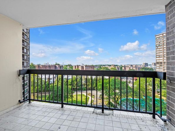 1 Bay Club Drive 8J, Bayside NY 11360