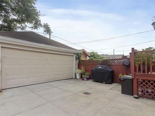6924 68th Place, Glendale NY 11385