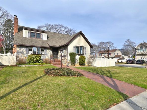 2 Oak Place, Massapequa NY 11758