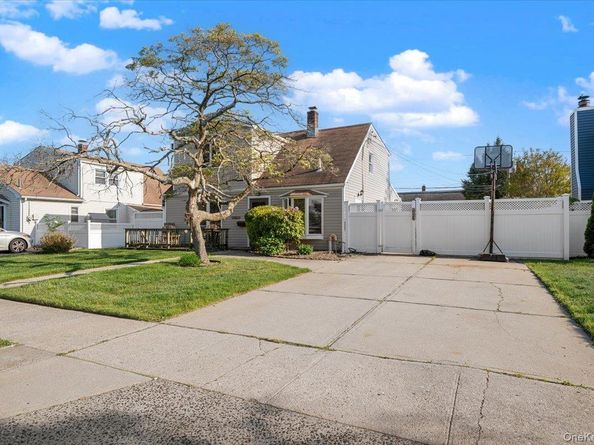 42 Haven Lane, Levittown NY 11756