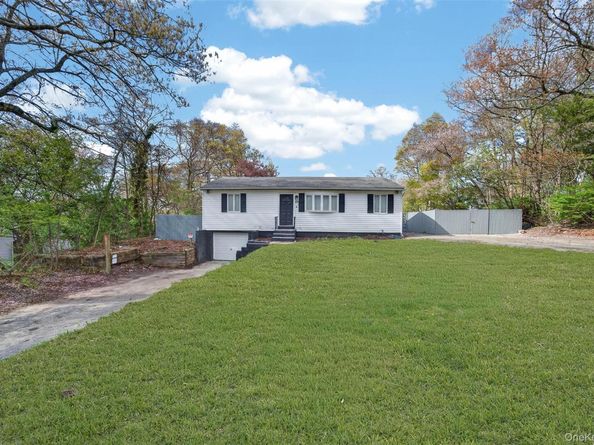 65 Maple Lane, Medford NY 11763