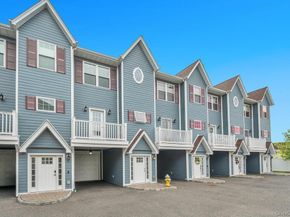 18 Hearthstone Court, Farmingdale NY 11735