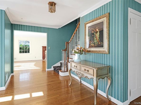 695 Hunt Lane, Manhasset NY 11030