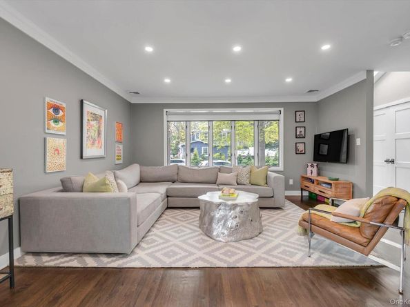 39 Warwick Place, Port Washington NY 11050