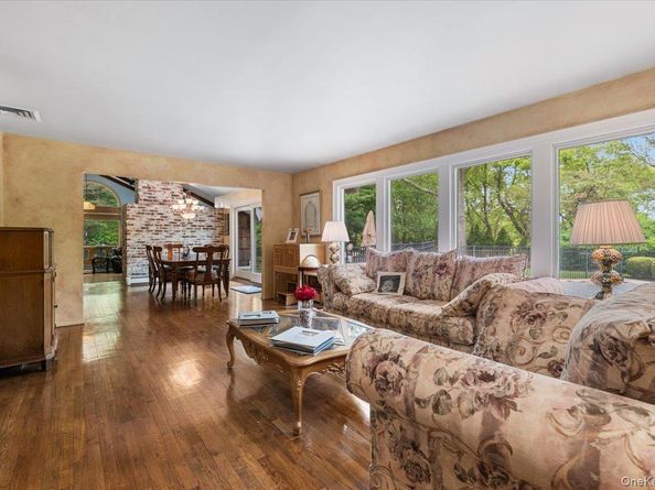 6 Apex Road, Melville NY 11747