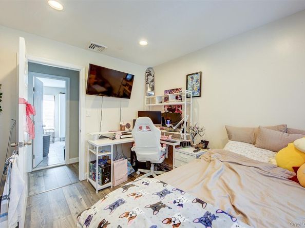 34 Hawthorne Street, Mount Sinai NY 11766